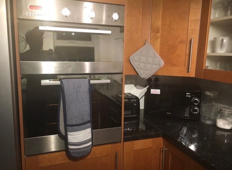 Lovely large double room in house share (TW14)