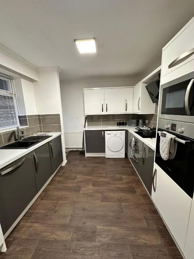 Fully Furnished 3-Bedroom Semi-Detached House 📍 Wilkinson Road, Bolton, BL1 7BA