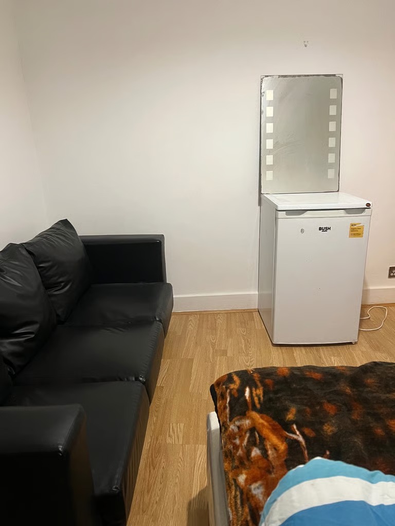 COSY DOUBLE ROOM AVAILABLE TO LET
