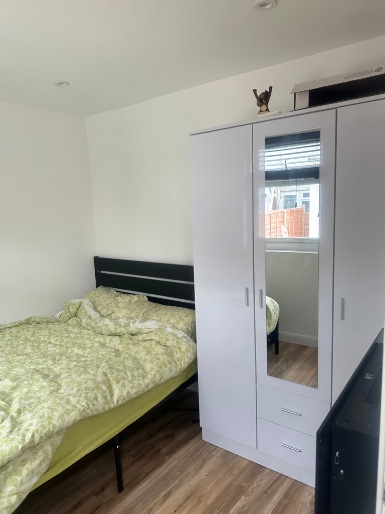 Fully Furnished Studio near ilford station for Asian/European Professional tenants