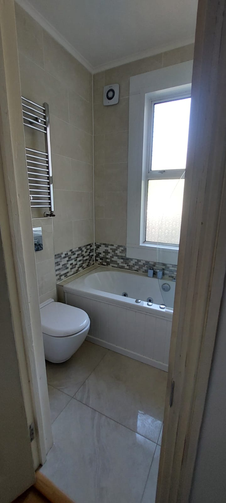 Unfurnished room to let
