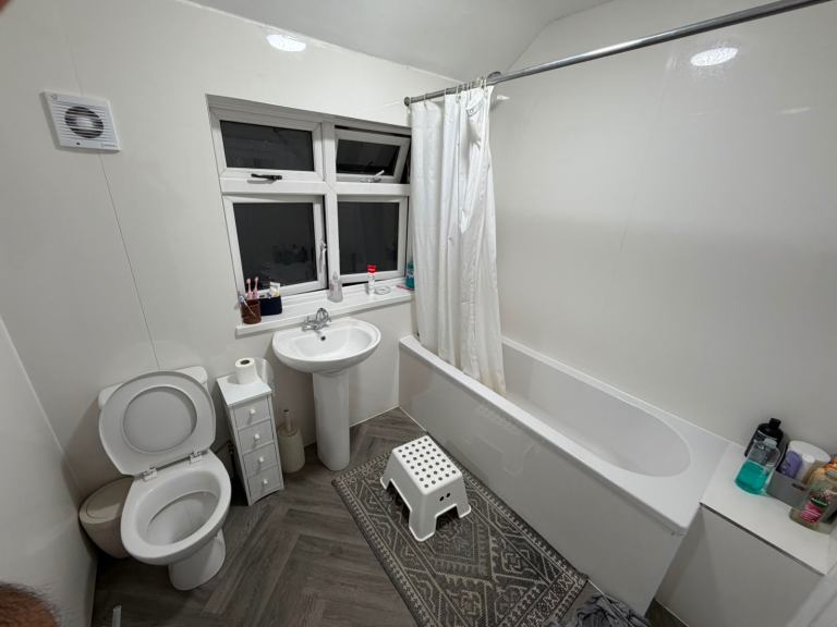 Double Room Available (TW4 6LB)