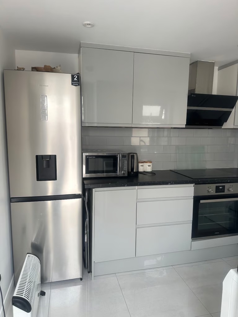 Fully Furnished Studio near ilford station for Asian/European Professional tenants