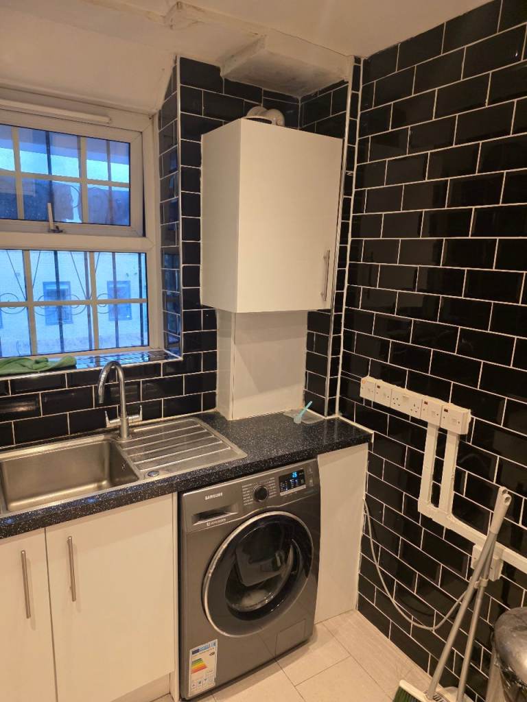 DOUBLE ROOM TO LET IN THAMESMEAD SE28 8RX South East London £950pm