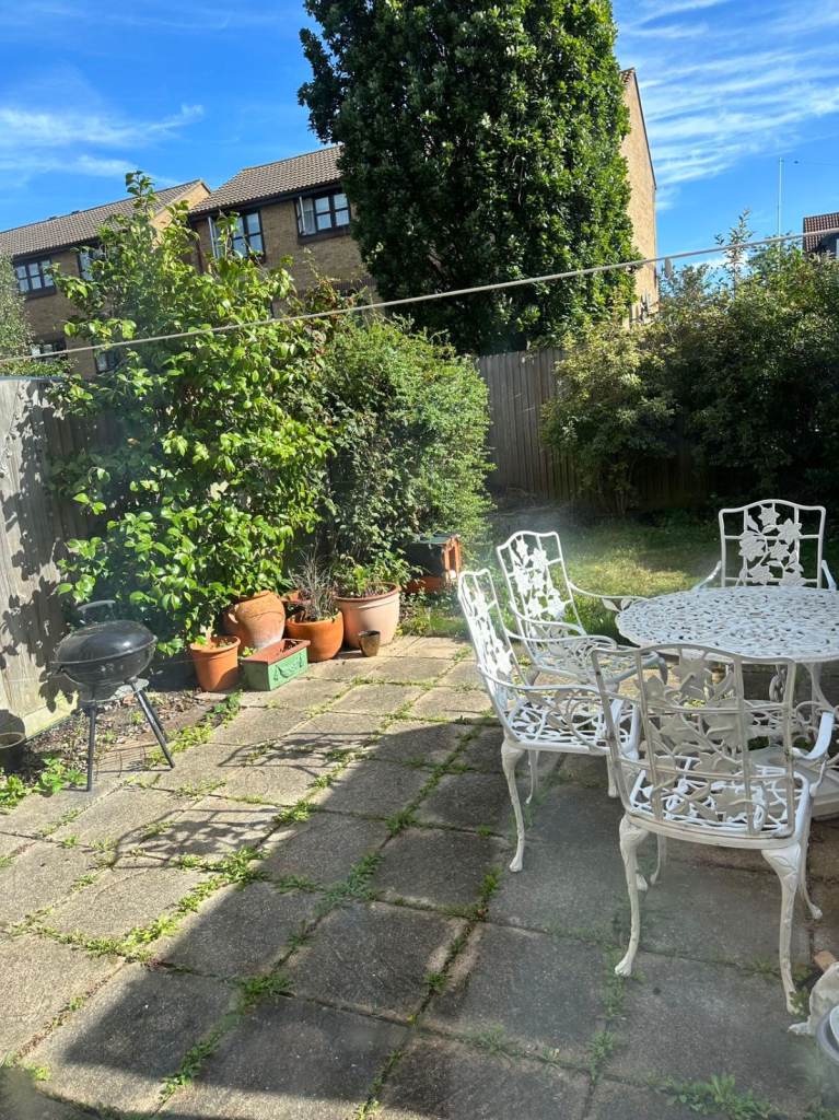 Bright Ground floor double room, Nearly to Colliers wood station. Mitcham , London (CR4 3RU)