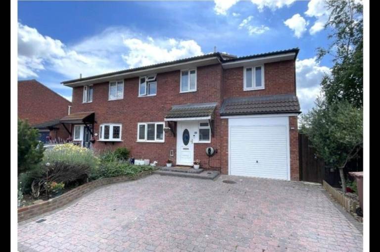 Double Room available with free Parking £700pm at Mace ct, Grays RM17 6TX