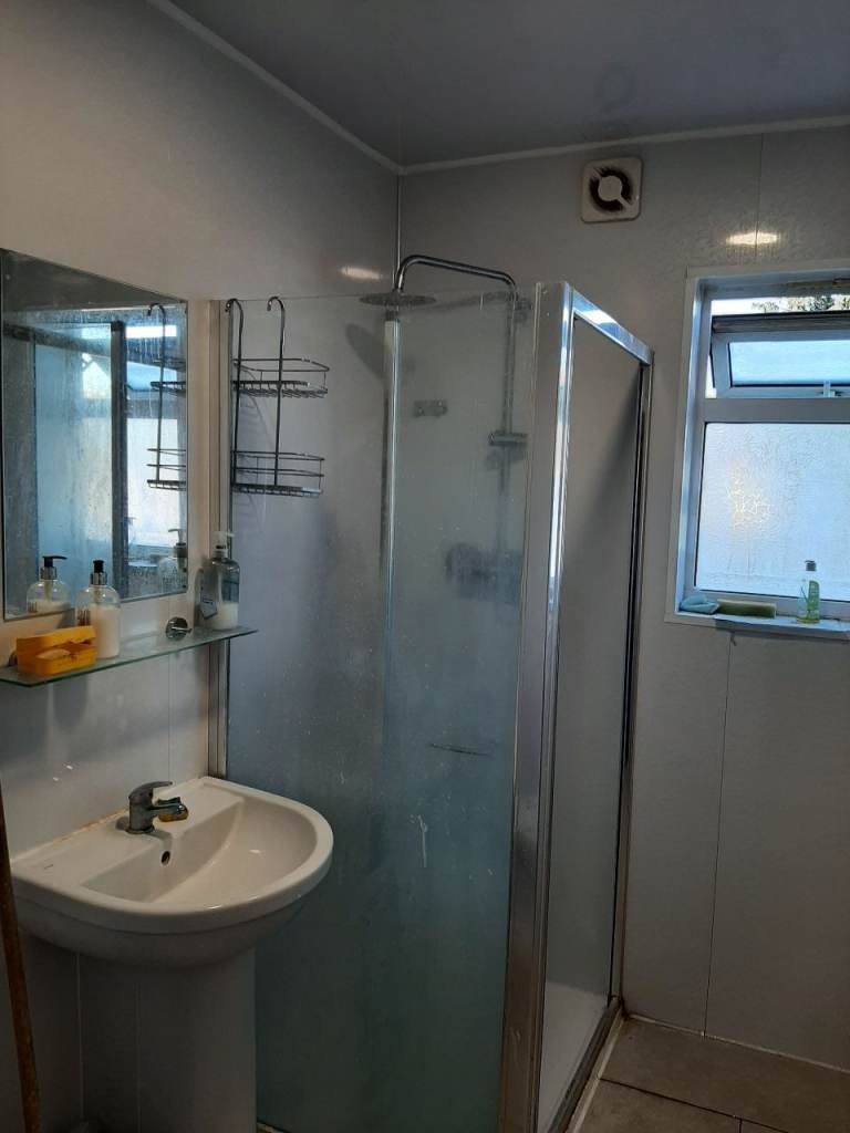 Large SINGLE room 5mins from Tube Heathrow, London £600pm( TW5 0 BJ)