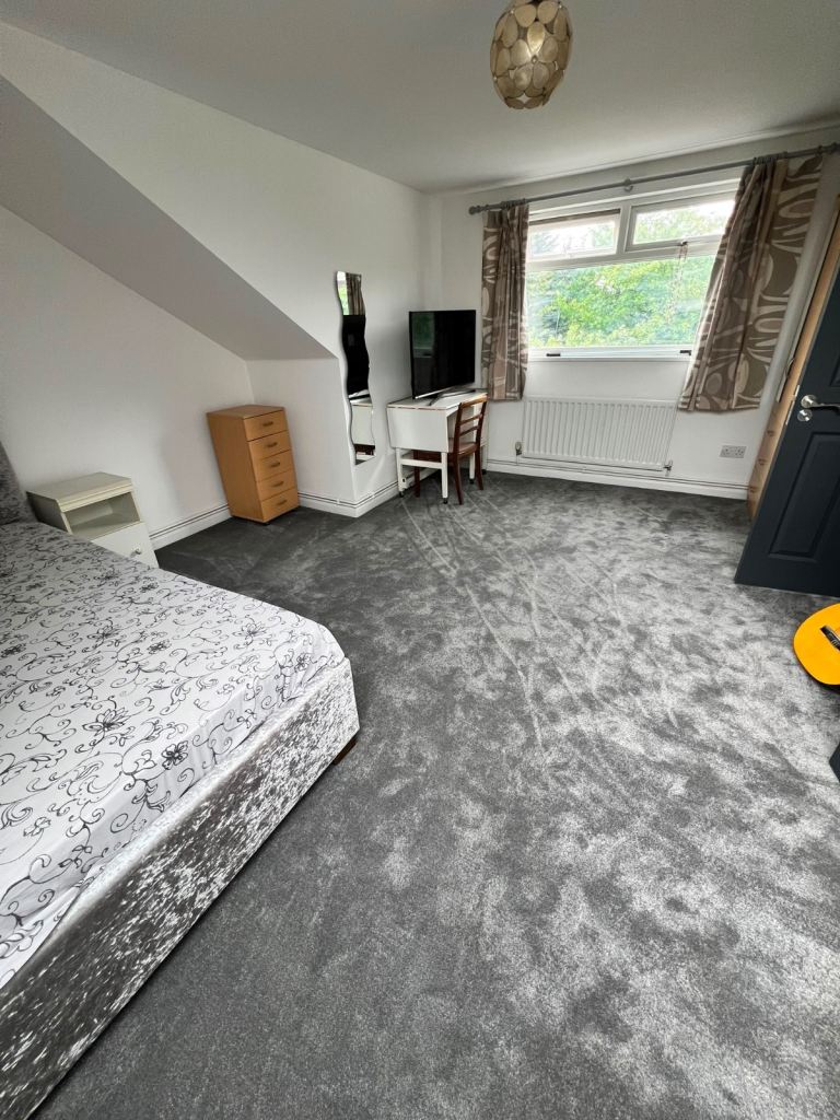 🏡 SPACIOUS EN-SUITE ROOM FOR FEMALE – THORNTON HEATH CR7 7RQ