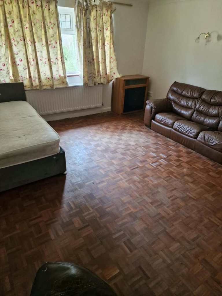Spacious double room in a 5 Bedroom House - Purley / Woodcote – ALL BILLS INCLUDED £800pm (CR8 3NH)