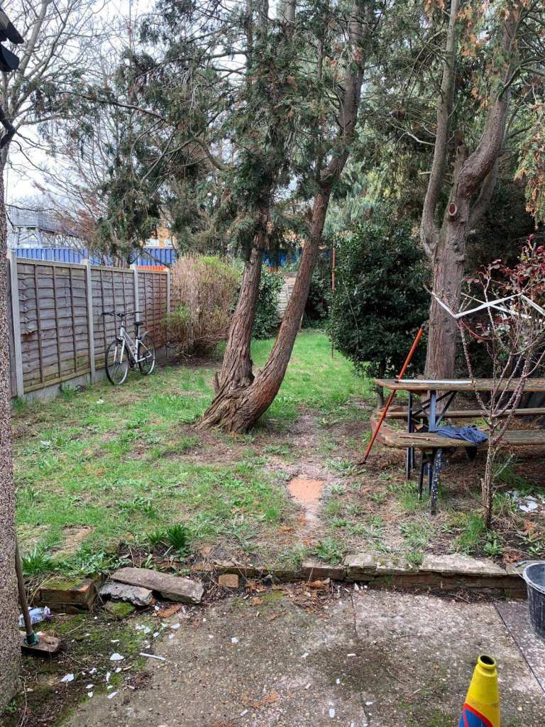 Double room to let in a 4-bedroom house at Carlyle rd, Manor Park E12 6BW