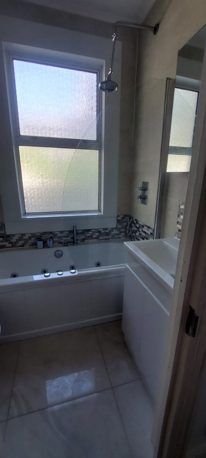 Unfurnished room to let