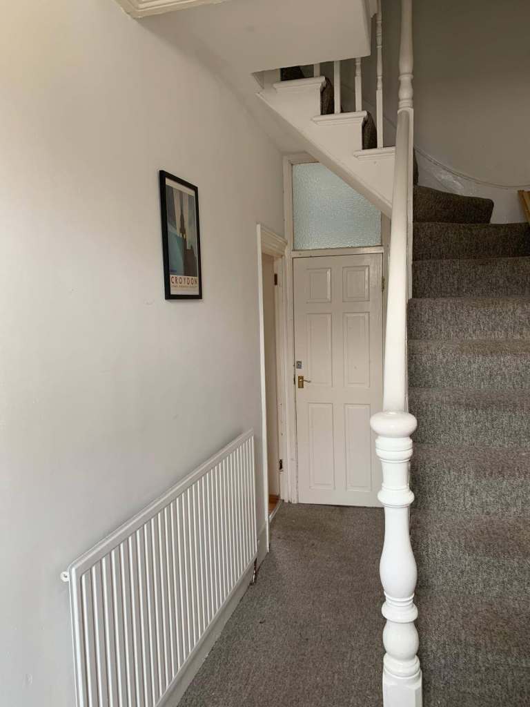 Double room to let in a 4-bedroom house at Carlyle rd, Manor Park E12 6BW