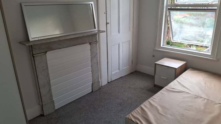 Double room to let in a 4-bedroom house at Carlyle rd, Manor Park E12 6BW