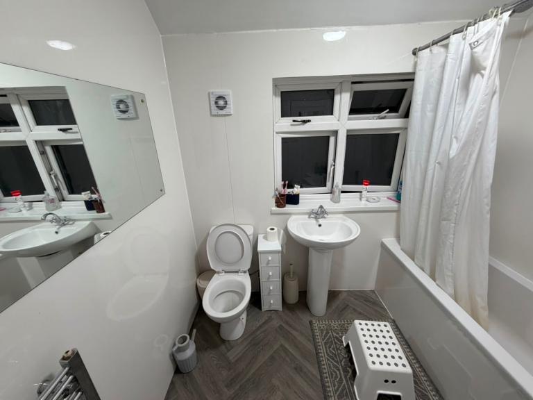 Double Room Available (TW4 6LB)