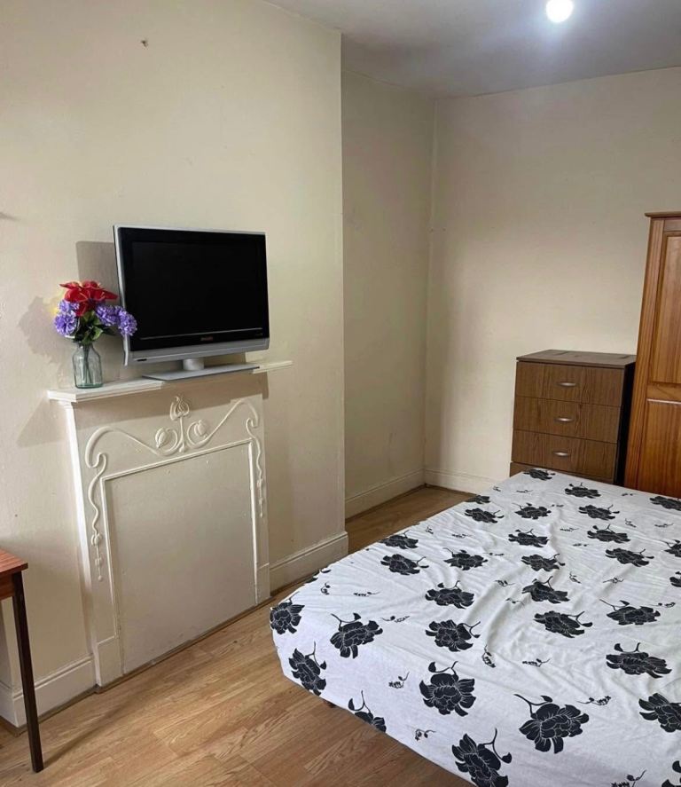 Double bedroom available in fully furnished property (UB1 1JR)