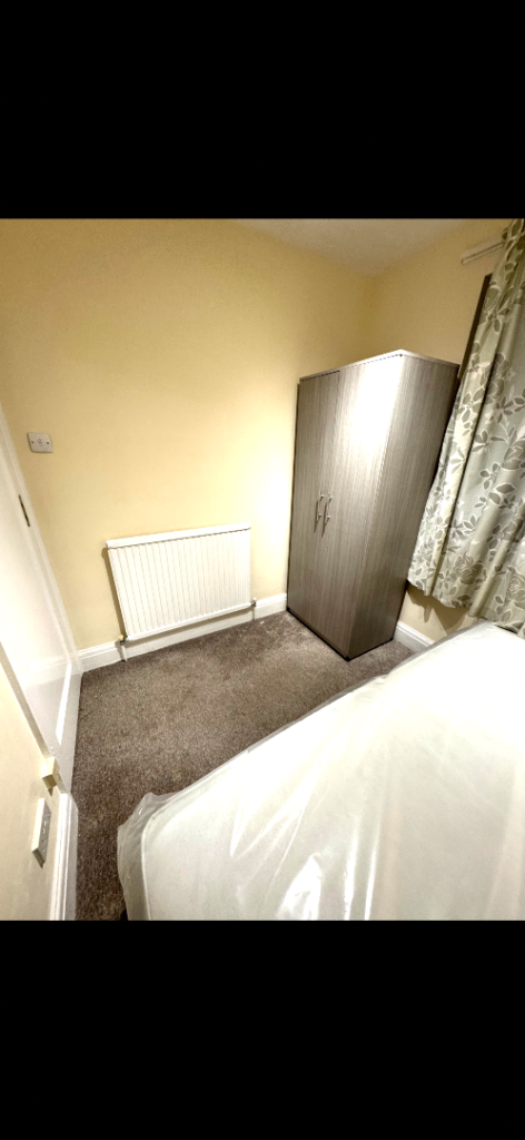 Big sized room available in hornchurch Hornchurch, London £800pm (RM12 6QB)