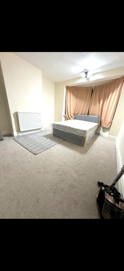 Big sized room available in hornchurch Hornchurch, London £800pm (RM12 6QB)