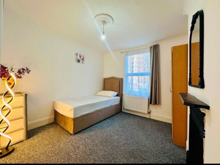 Two Spacious Double Rooms for Professional Male Available in Thornton Heath (CR7 8RB)