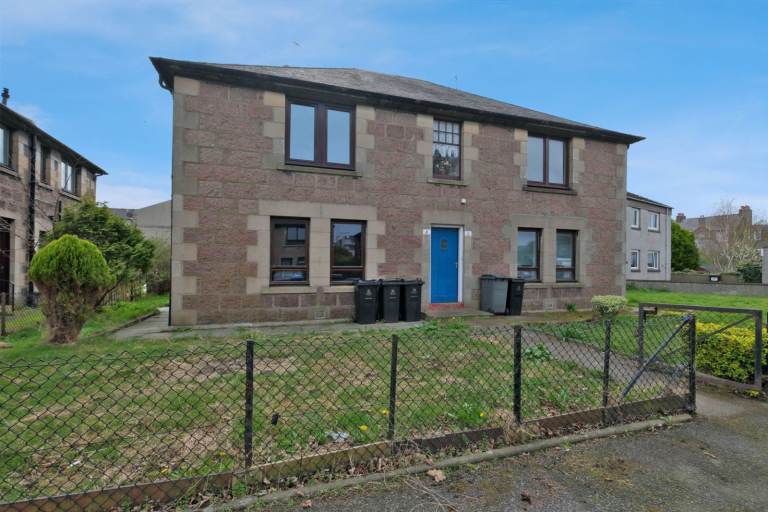 Fully Furnished Immaculate Double Room Available opposite to Aberdeen University £500pm (AB24 1TE)