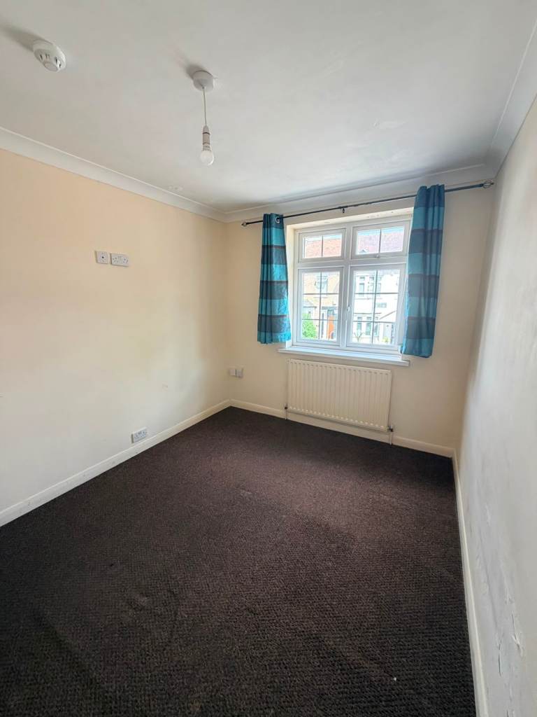 SINGLE AND DOUBLE ROOMS AVALABLE in Chadwell Heath (RM6 6BL)