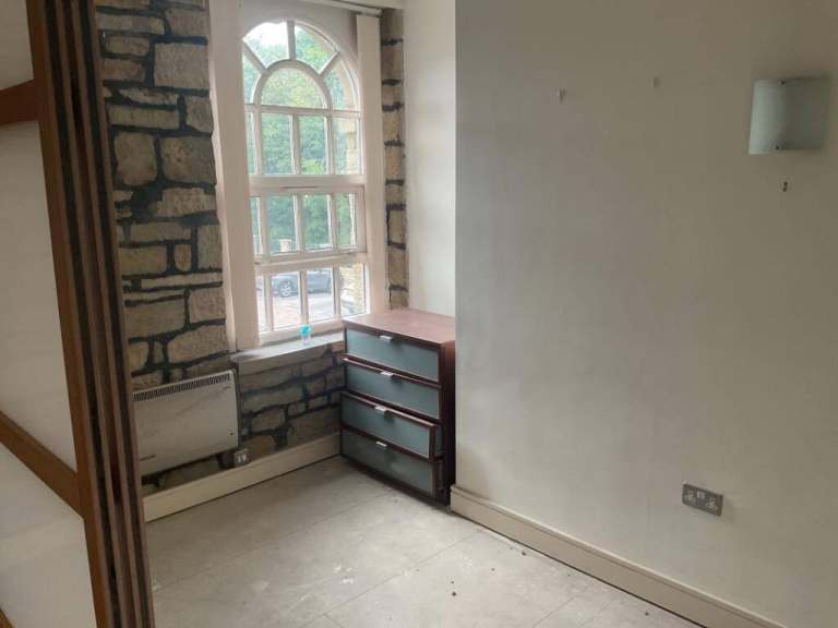 2 Bedroom Flat, 1st Floor - Near University of Huddersfield £675pm (HD1 3DN)