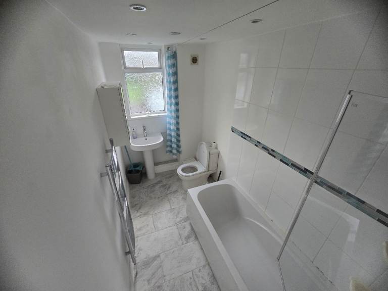Large double room in Maidstone town center (ME14 2UN)
