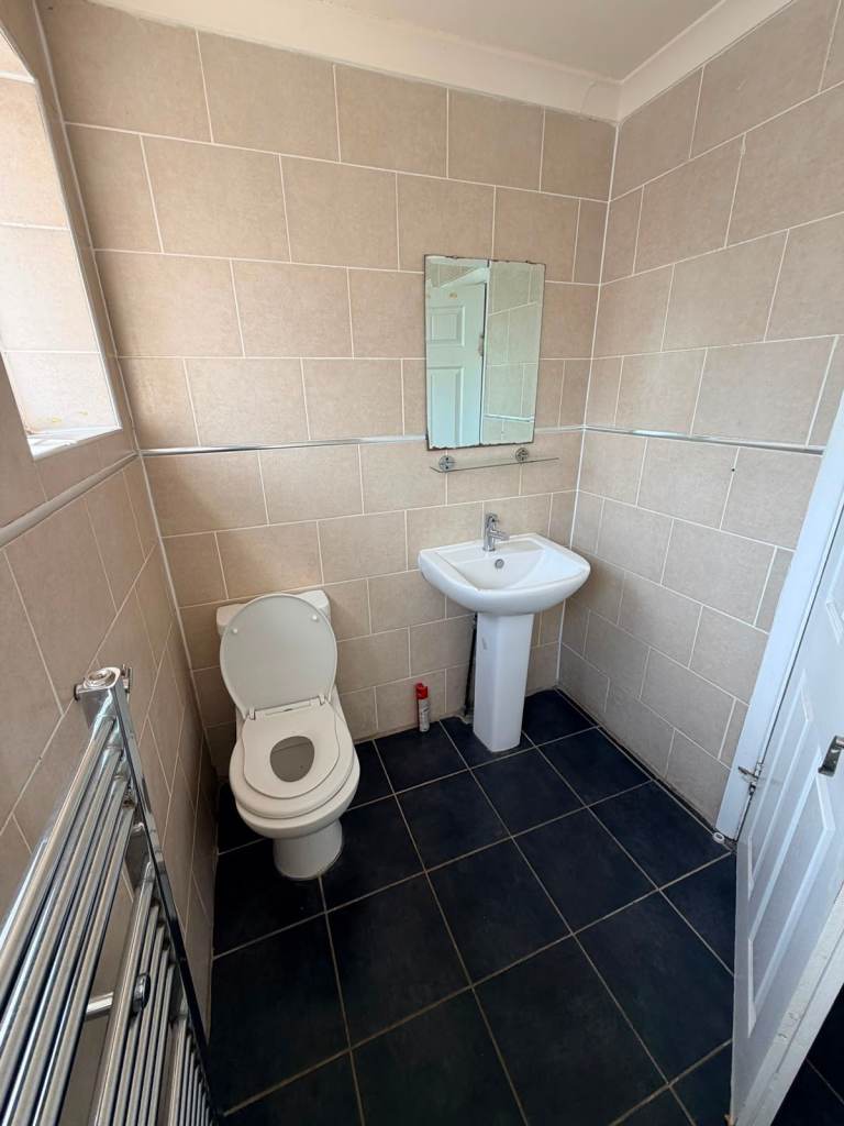 SINGLE AND DOUBLE ROOMS AVALABLE in Chadwell Heath (RM6 6BL)