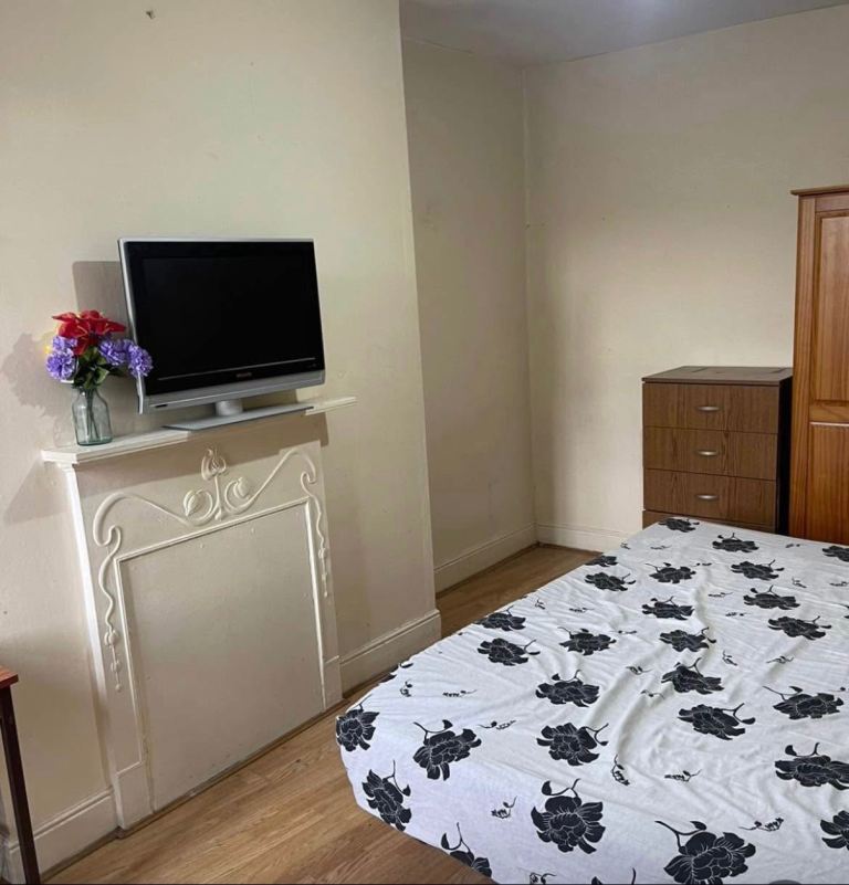 Double bedroom available in fully furnished property (UB1 1JR)