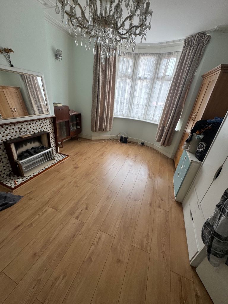 Big double room for rent (ME7 2EH)