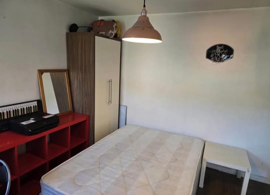 Double room to let in a 4-bedroom semi detached house near Newbury park station IG2 7RS