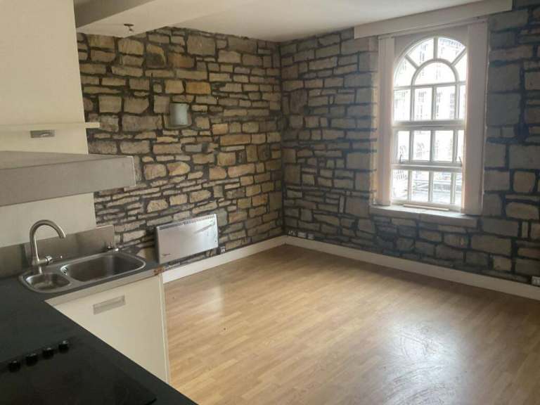 2 Bedroom Flat, 1st Floor - Near University of Huddersfield £675pm (HD1 3DN)