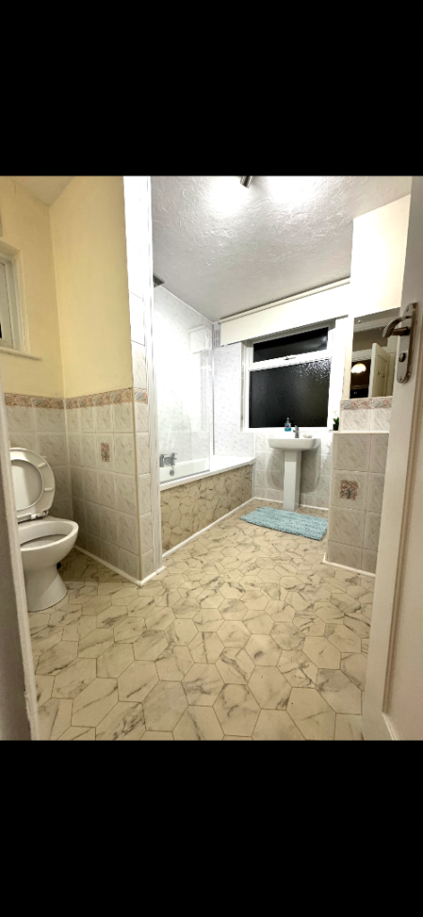 Big sized room available in hornchurch Hornchurch, London £800pm (RM12 6QB)