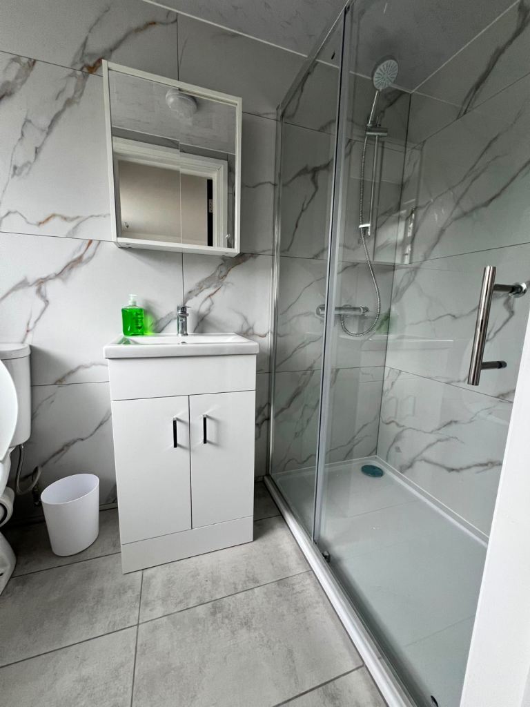🏡 SPACIOUS EN-SUITE ROOM FOR FEMALE – THORNTON HEATH CR7 7RQ