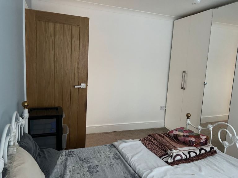 Double room TO LET (DY1 4EY)