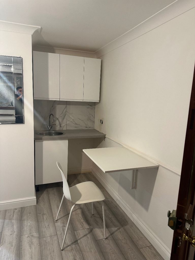 A Bright Ground-floor studio for 1/2 females Canning town E16