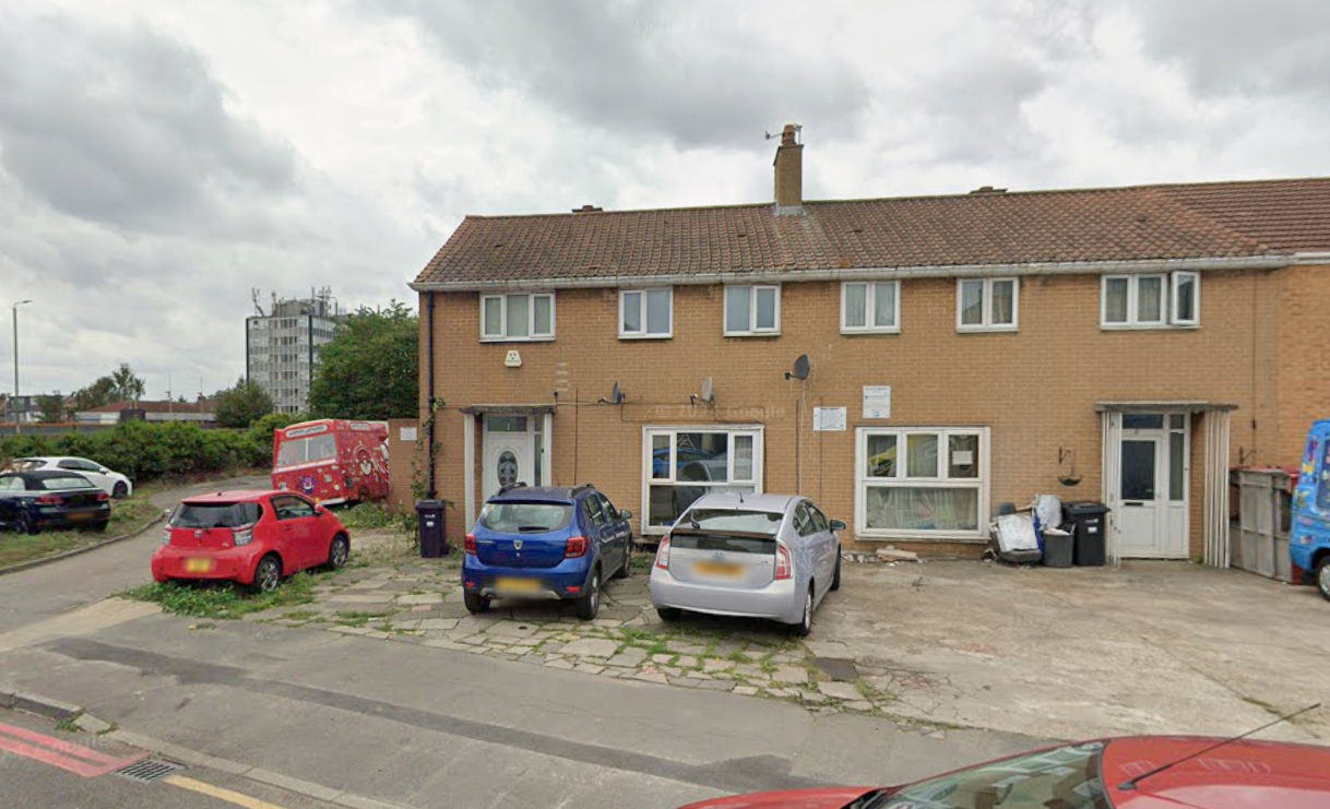 Double room to let in a 4-bedroom semi detached house near Newbury park station IG2 7RS