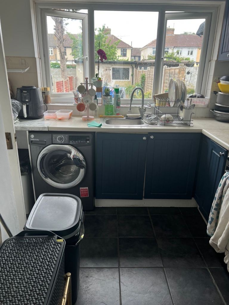 Single Room Available for Rent – Ideal for Asian/European Female Lodger