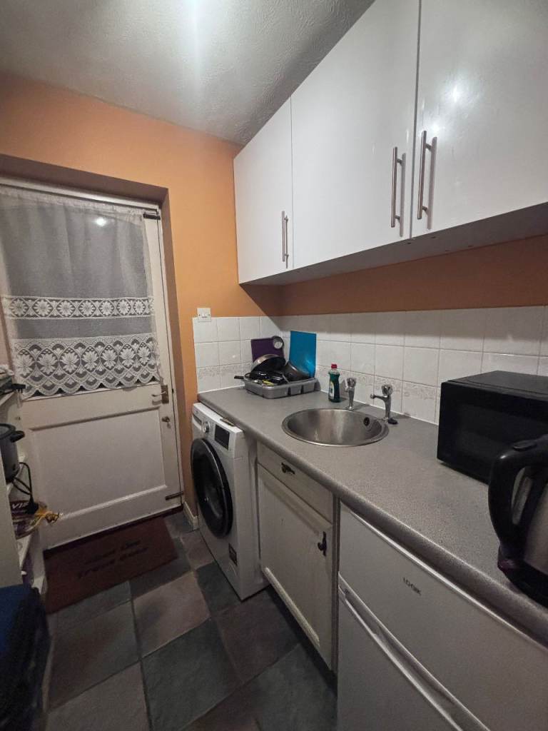 Bright Ground floor double room, Nearly to Colliers wood station. Mitcham , London (CR4 3RU)