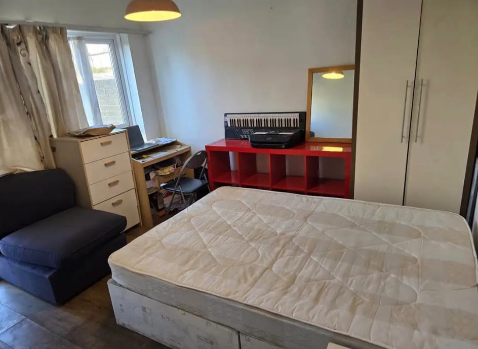 Double room to let in a 4-bedroom semi detached house near Newbury park station IG2 7RS