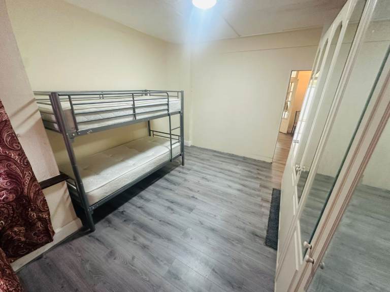 Beautifil 4 bed house to let in baron gardens (IG6 1NX)