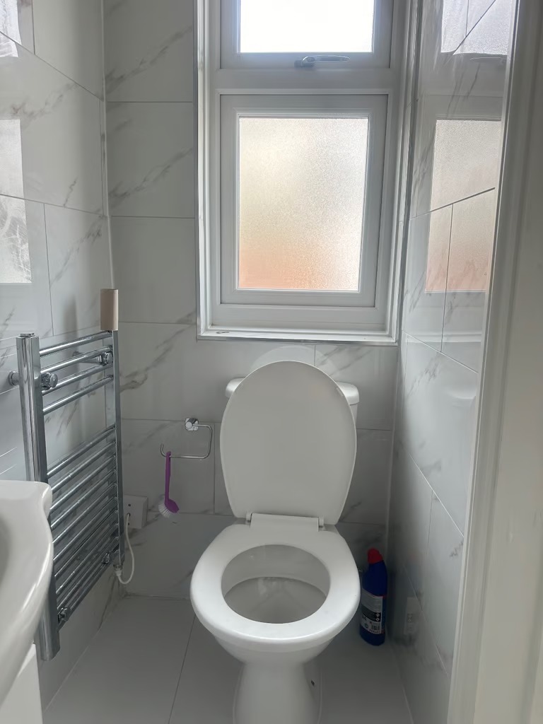 Fully Furnished Studio near ilford station for Asian/European Professional tenants