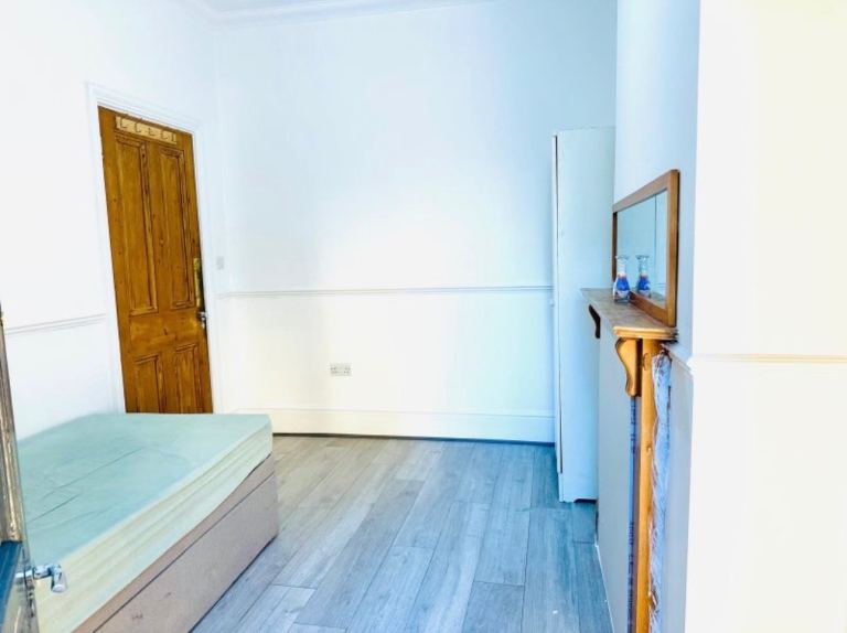Two Spacious Double Rooms for Professional Male Available in Thornton Heath (CR7 8RB)
