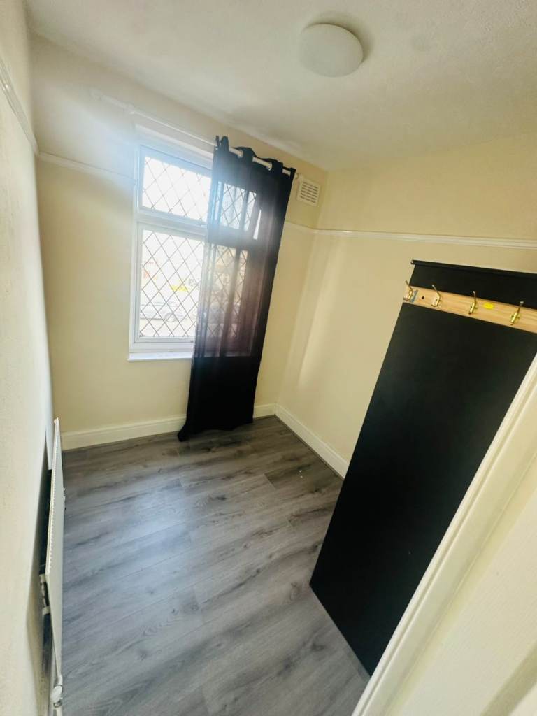 Beautifil 4 bed house to let in baron gardens (IG6 1NX)