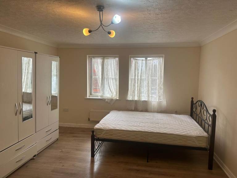 DOUBLE ROOM TO LET IN THAMESMEAD SE28 8RX South East London £950pm
