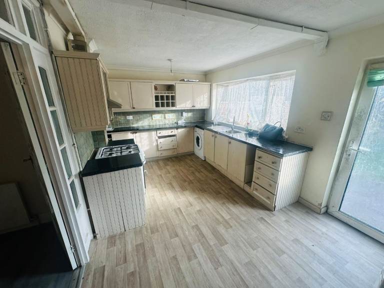 Beautifil 4 bed house to let in baron gardens (IG6 1NX)