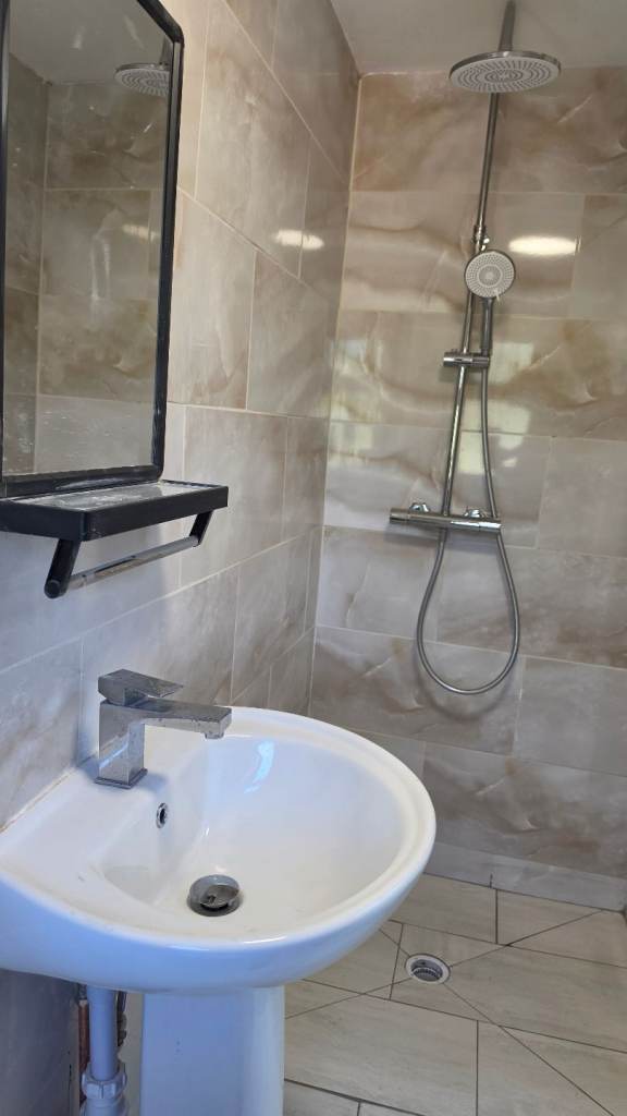 🏡 SPACIOUS DOUBLE ROOM FOR Single person – E13 8RT | ALL BILLS INCLUDED! ✨