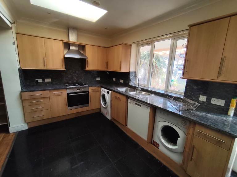 Single Rooms available in Mitcham (CR4 2EH)