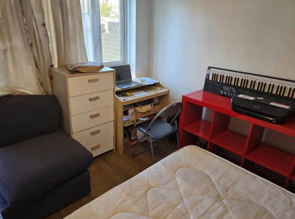 Double room to let in a 4-bedroom semi detached house near Newbury park station IG2 7RS