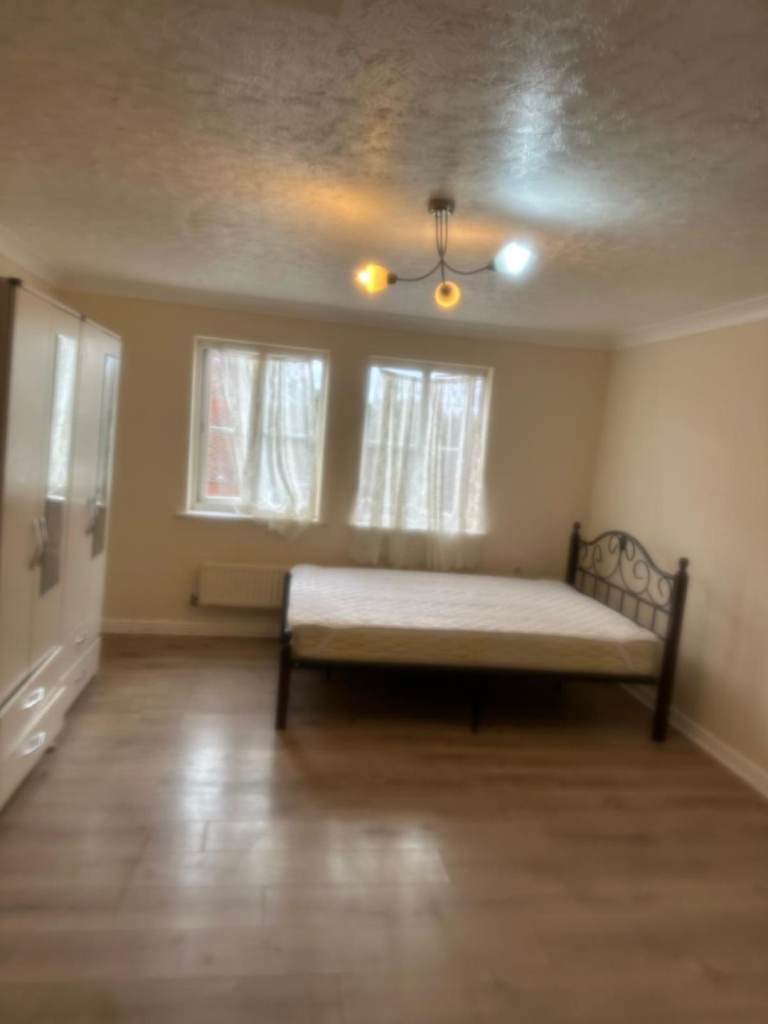 DOUBLE ROOM TO LET IN THAMESMEAD SE28 8RX South East London £950pm
