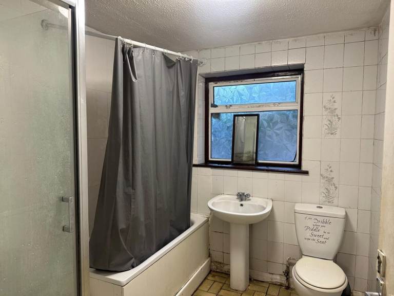 BIG ROOM TO LET IN STROOD ME2 4DG, CLOSE TO THE TRAIN STATION AND STROOD HIGH STREET (ME2)